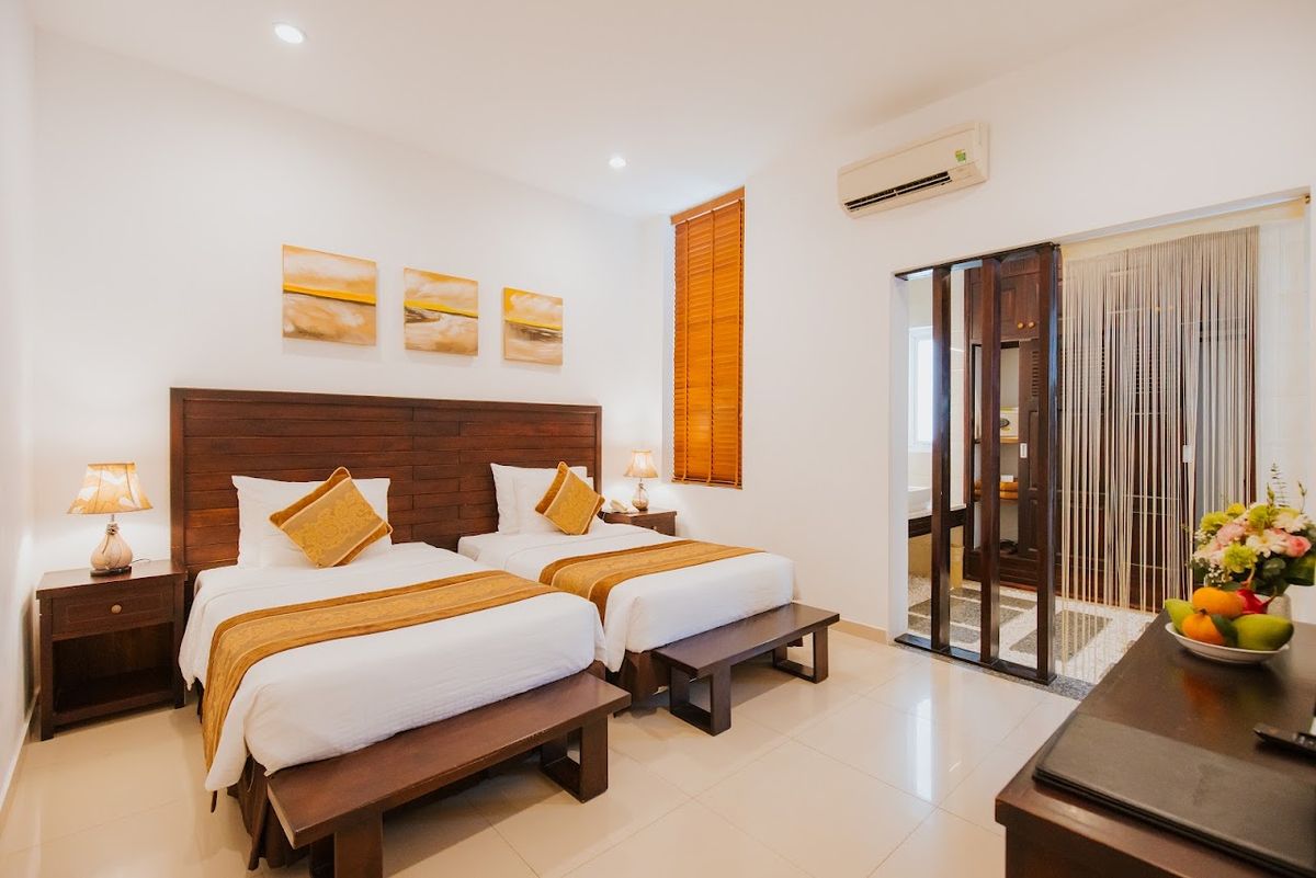 Villa Del Sol Beach Resort & Spa pool and grounds in Hoi An Old Town